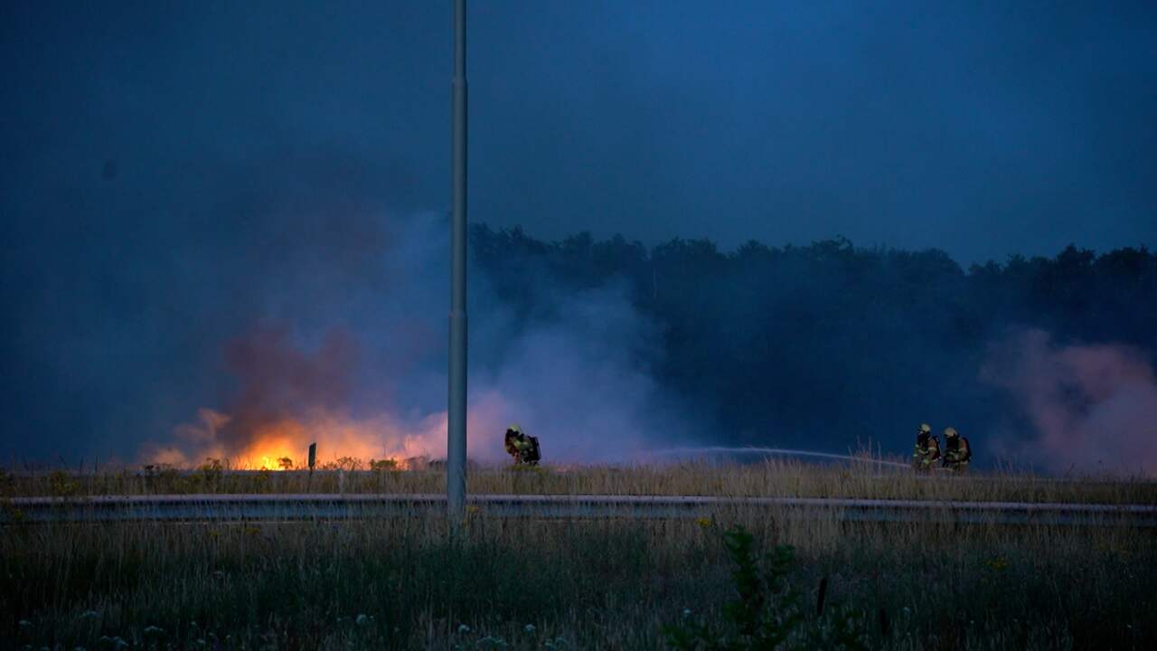 Beeld uit video: Brandweer blust brandende hooibalen op A50 na boerenprotest