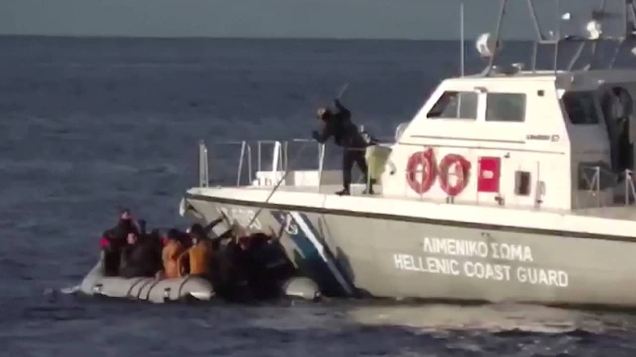 Beeld uit video: Griekse kustwacht schiet in het water naast migrantenboot uit Turkije