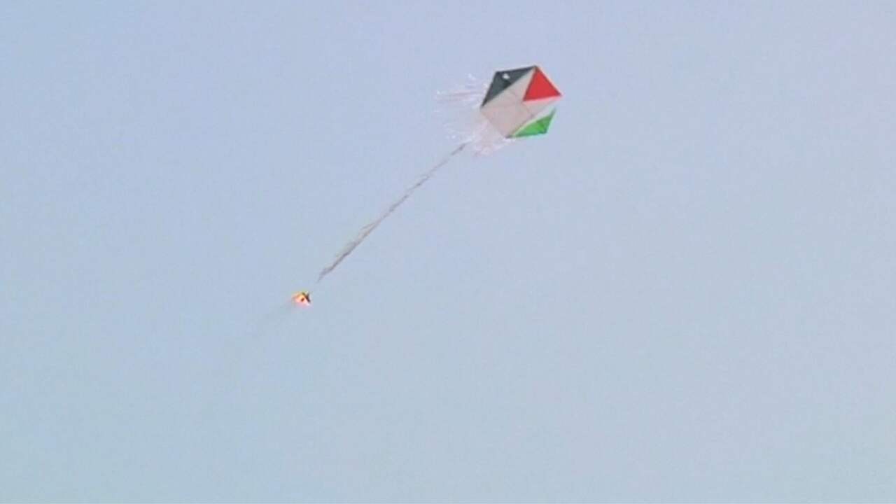 Beeld uit video: Palestijnen laten vliegers met gloeiende kolen op bij Gaza