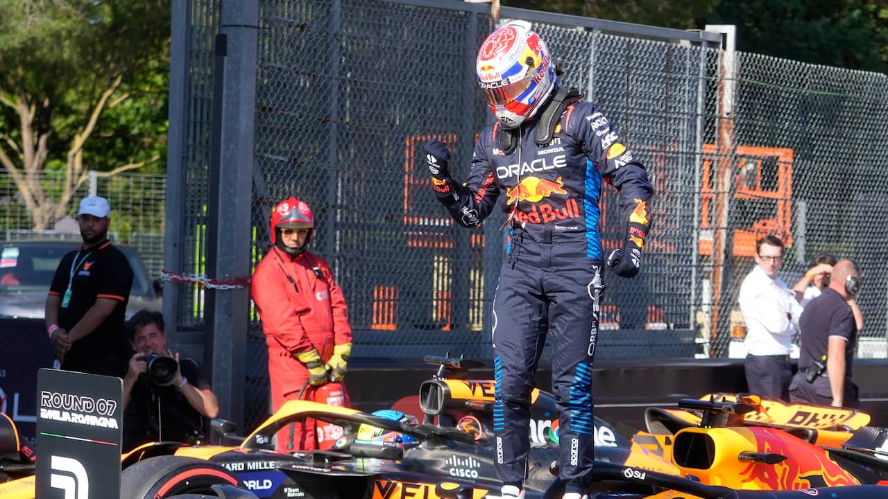 Beeld uit video: Verstappen houdt McLaren-coureurs achter zich en pakt pole op Imola