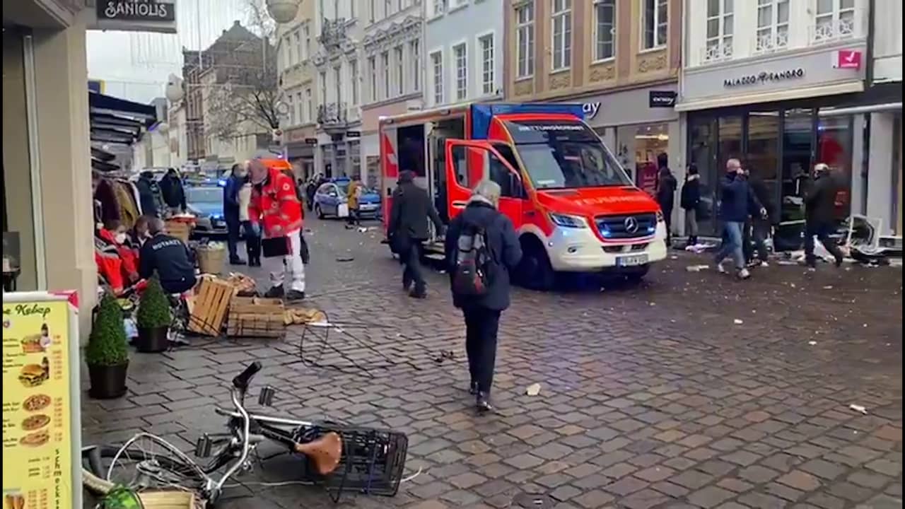 Beeld uit video: Chaos in Trier nadat man op winkelend publiek inrijdt