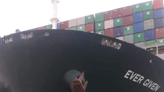 Op beelden die via sociale media worden gedeeld, is te zien dat het schip op de kant is vastgelopen.