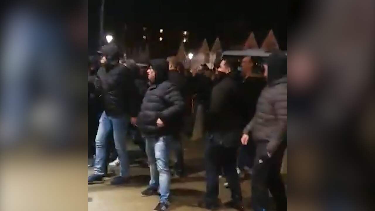 Boze PSV-supporters bestormen ingang Philips Stadion na gelijkspel