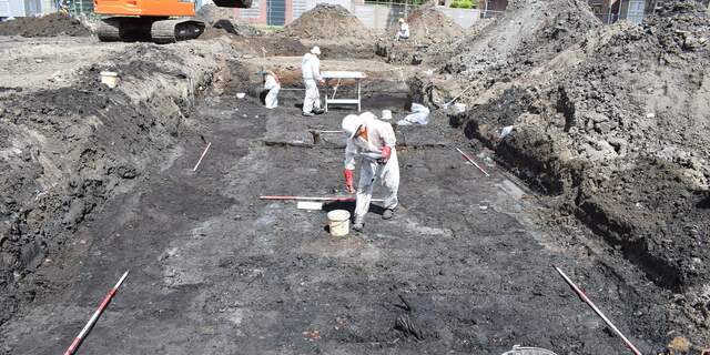 Archeologen in Enkhuizen stuiten op leerlooierij uit 17e eeuw