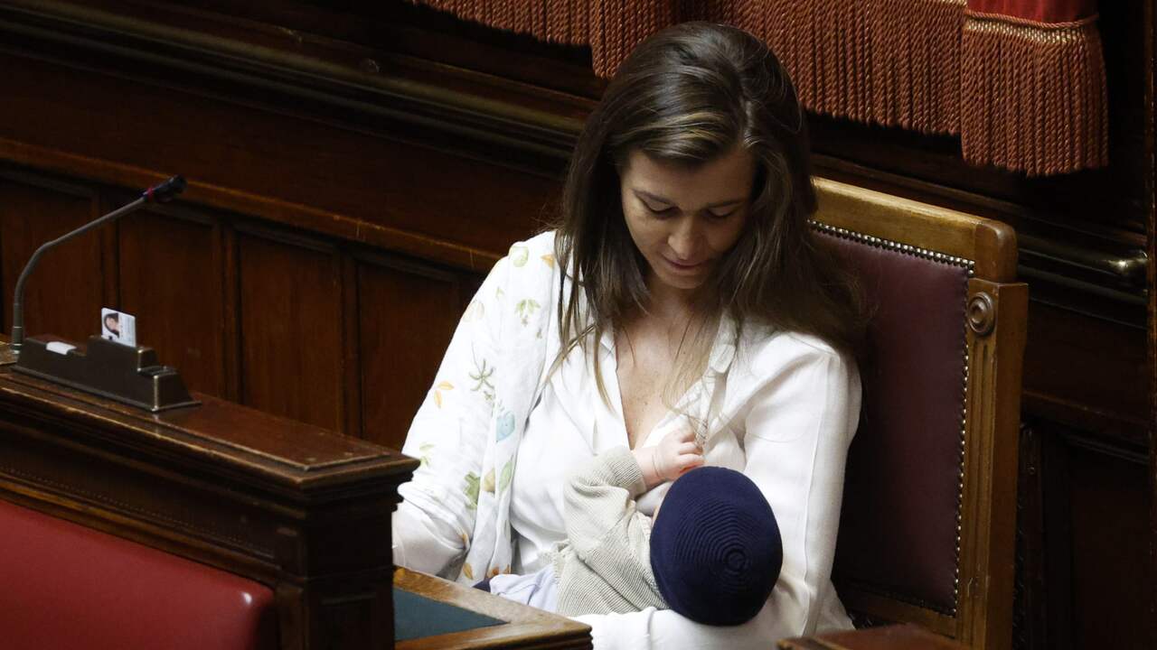 Beeld uit video: Italiaanse politica geeft borstvoeding in parlement en krijgt applaus