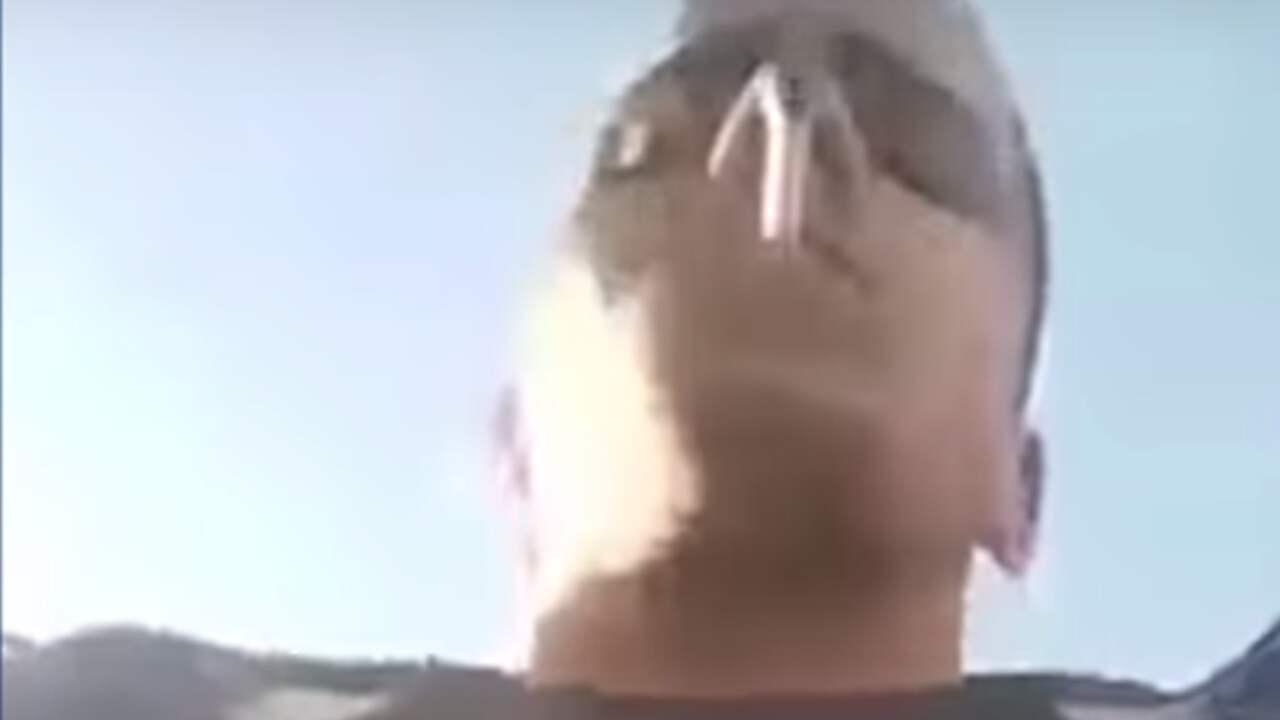 Beeld uit video: Man steelt telefoon van verslaggever tijdens livestream