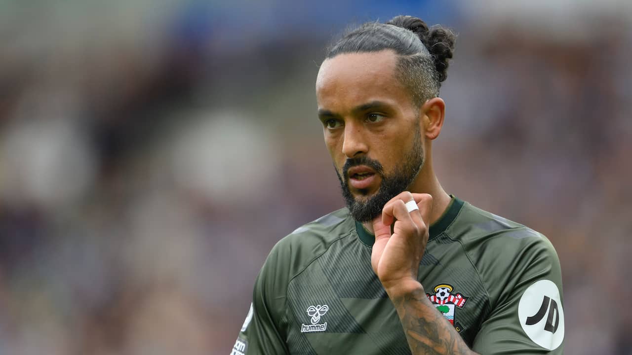 Youngest English international Walcott immediately ends his career |  Football - Paudal
