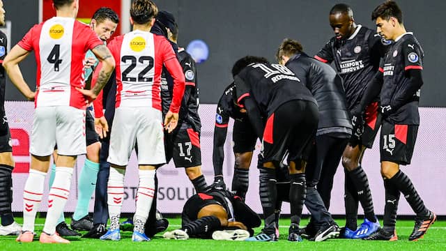 Denzel Dumfries ligt in de slotfase geblesseerd op de grond.