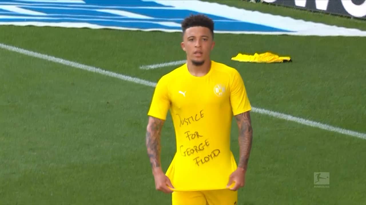 Beeld uit video: Sancho maakt statement tegen racisme na goal voor Dortmund