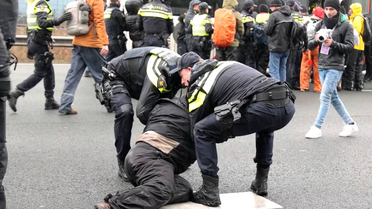 Afbeelding uit video: Politie sleept klimaatactivisten van de snelweg Amsterdam