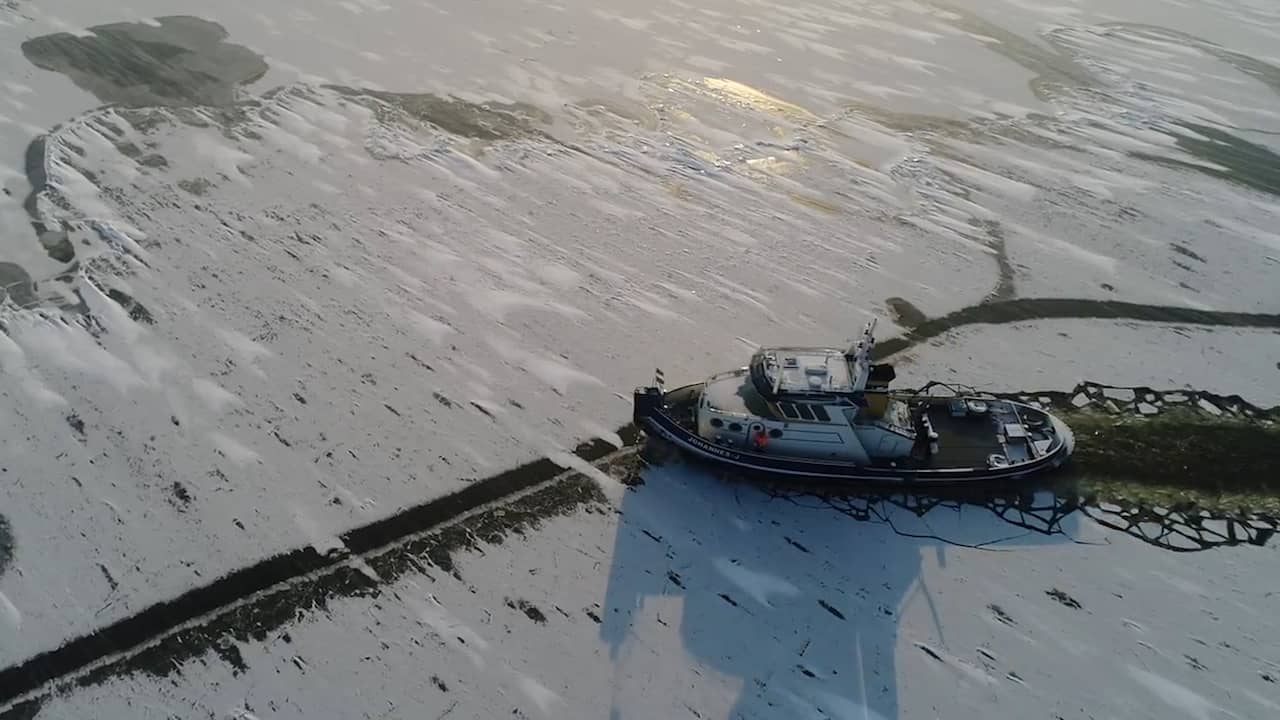 Beeld uit video: Dronebeelden tonen hoe ijsbrekers vaarweg IJsselmeer vrijmaken