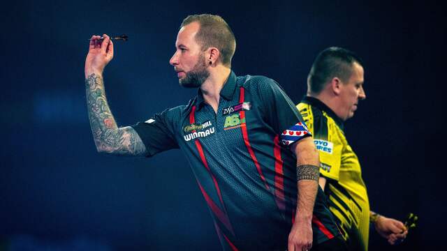 Danny Noppert in actie tijdens zijn partij tegen Dave Chisnall.