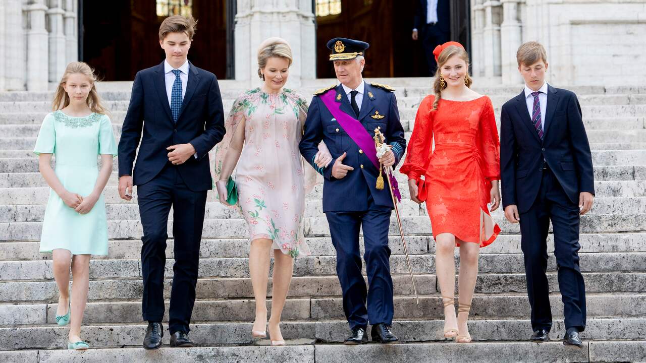 Het Belgische koninklijk gezin, met van links naar rechts prinses Eléonore (13), Gabriël (18), koningin Mathilde (48), koning Filip (61), prinses Elisabeth (20) en prins Emmanuel (16).