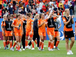 Oranjevrouwen naar achtste finales WK na moeizame zege op Kameroen