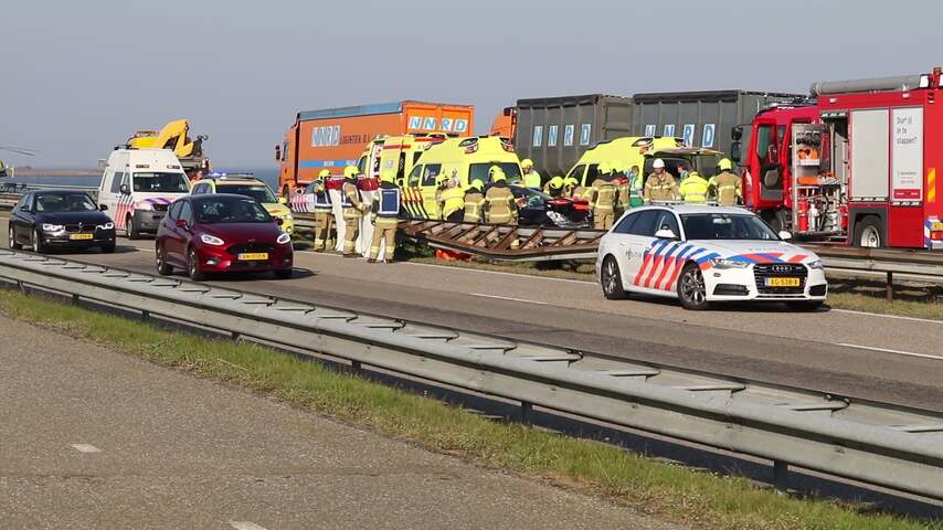 Twee gewonden doordat vrachtwagen inrijdt op file op Afsluitdijk
