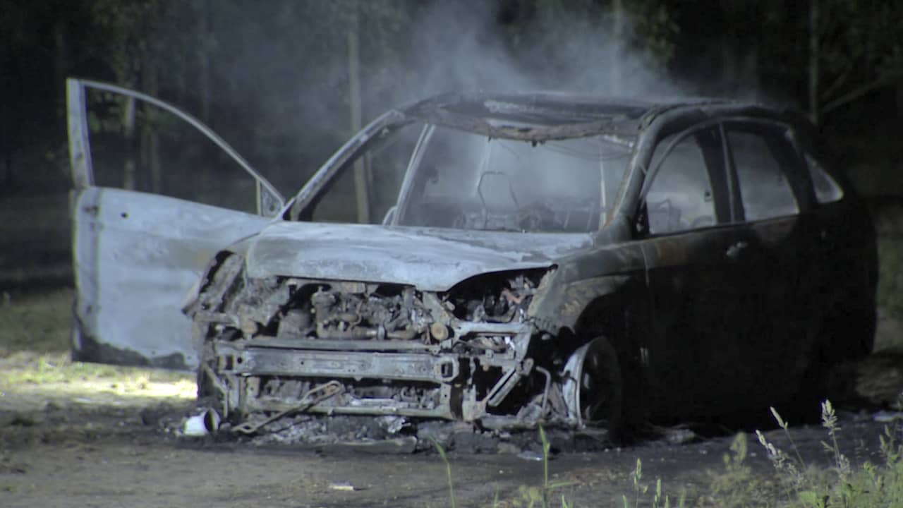Beeld uit video: Politie in Baarlo bekijkt uitgebrande auto waarin lichaam is gevonden