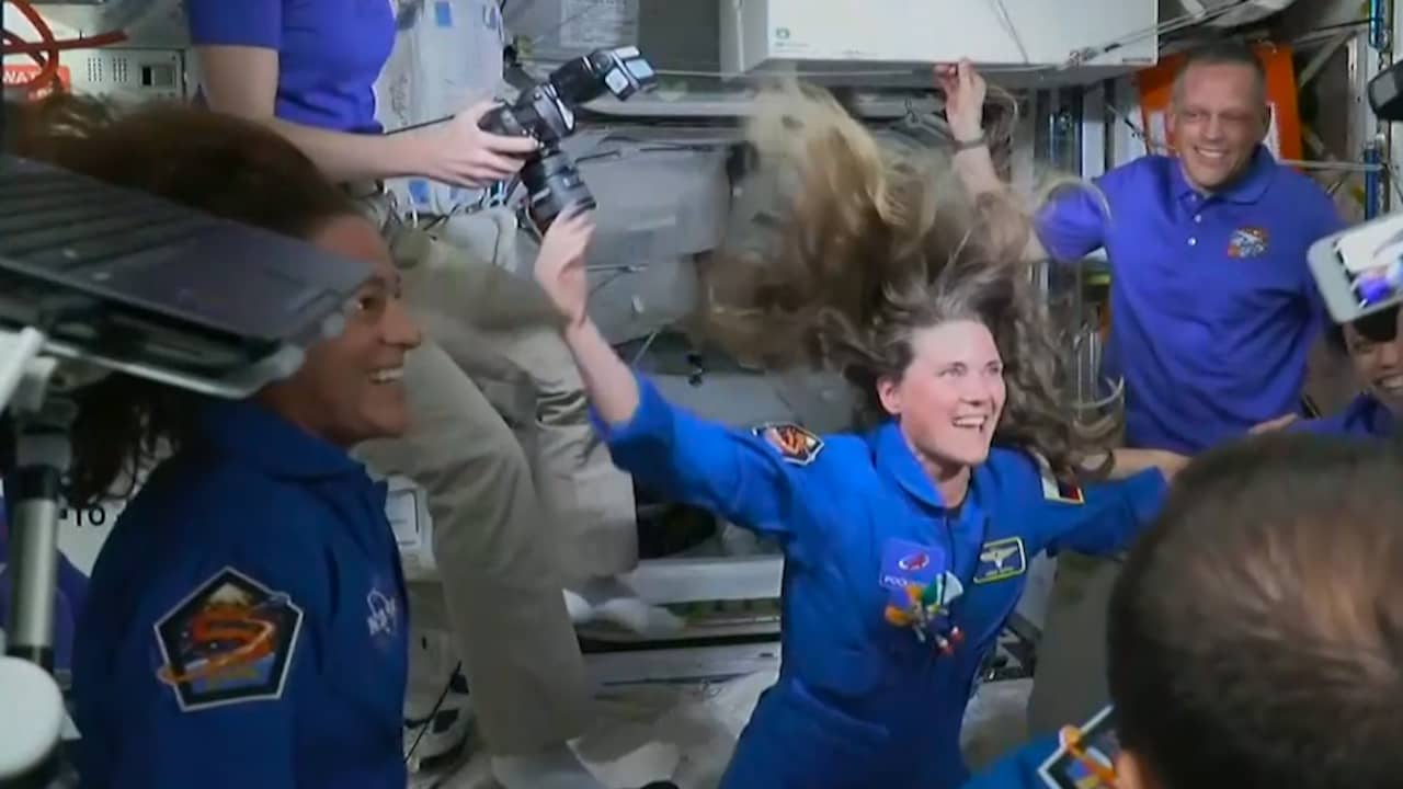 Beeld uit video: Eerste Rus in SpaceX-vaartuig arriveert bij ruimtestation ISS