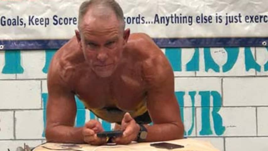 Amerikaan (62) breekt wereldrecord planking: acht uur en een kwartier