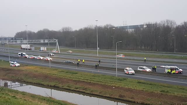 Politie lost schoten op A20 bij Rotterdam na aanrijding. Politie lost schoten op A20 bij Rotterdam na aanrijding.