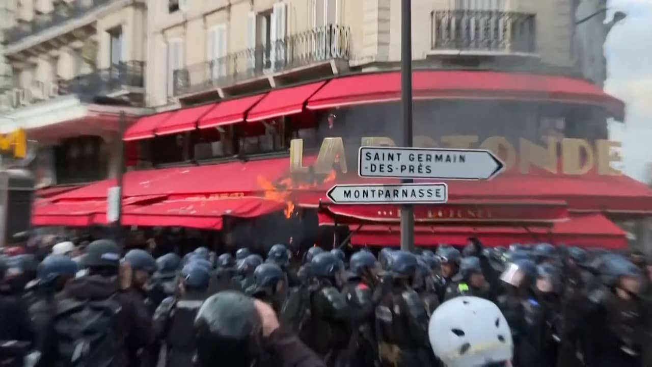 Beeld uit video: Macrons favoriete restaurant vernield tijdens pensioenprotest