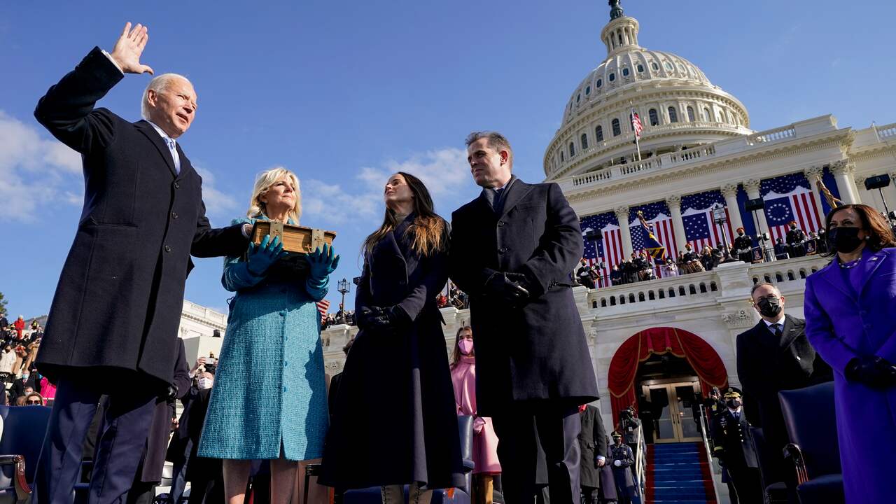 Joe Biden die de eed aflegt als president, geflankeerd door zijn echtgenote Jill, dochter Ashley en zoon Hunter.