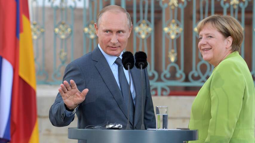Poetin vraagt tijdens bezoek aan Merkel steun Europa bij 'heropbouwen' Syrië