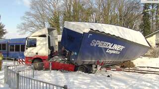 Passagierstrein botst op vrachtwagen in Limburg