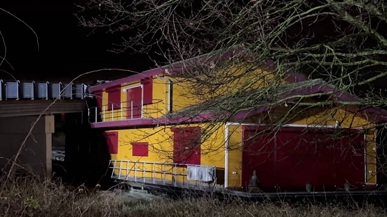 Beeld uit video: Losgeslagen woonboot tegen brug gebotst in Maastricht