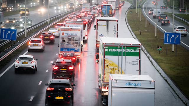 Een drukke ochtendspits op de A28.