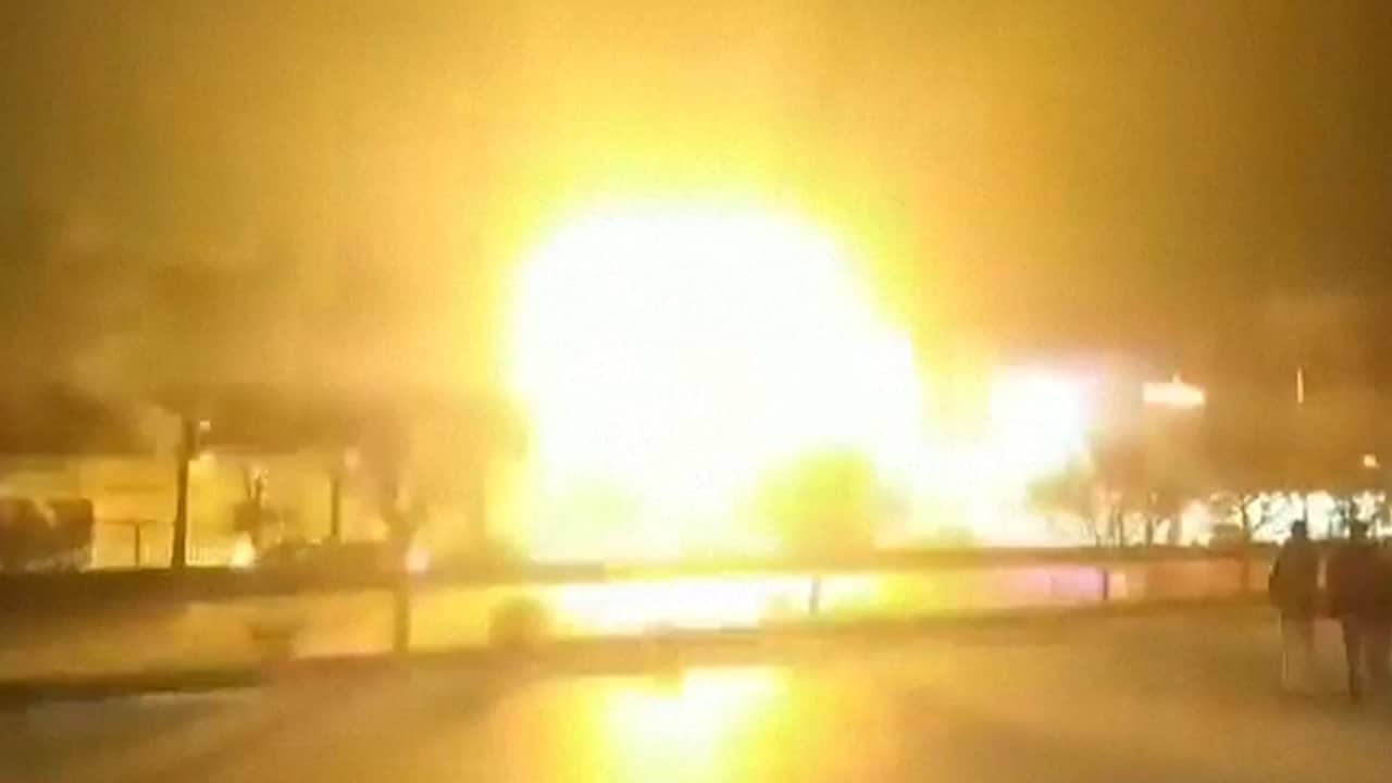 Beeld uit video: Beelden tonen explosie op dak van Iraanse wapenfabriek