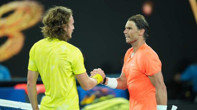 Rafael Nadal feliciteert Stéfanos Tsitsipás met zijn overwinning.