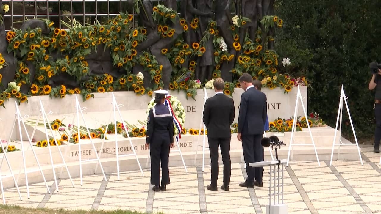 Beeld uit video: Rutte legt krans tijdens Nationale Indië Herdenking in Den Haag