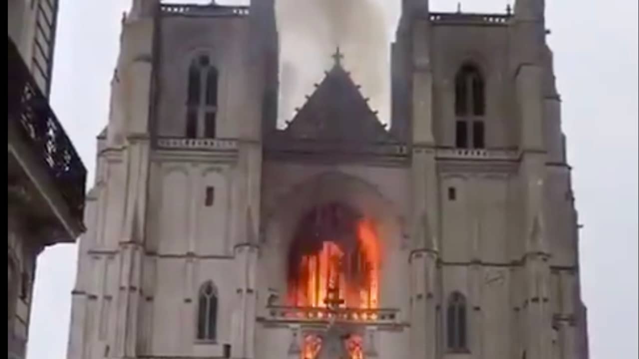 Beeld uit video: Historische Franse kathedraal staat in brand