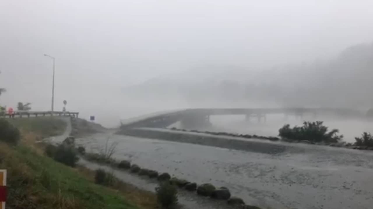 Brug stort in na noodweer in Nieuw-Zeeland | NU - Het ...