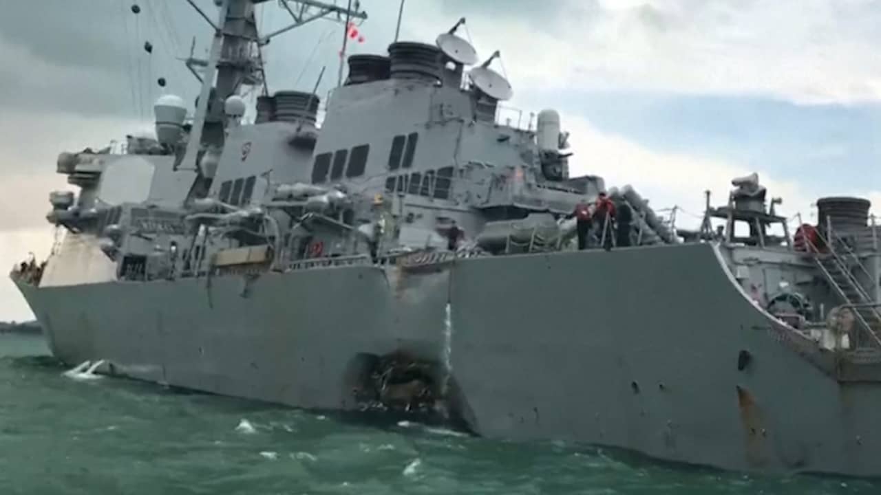 Beeld uit video: Amerikaans marineschip vaart door met gat na aanvaring bij Singapore