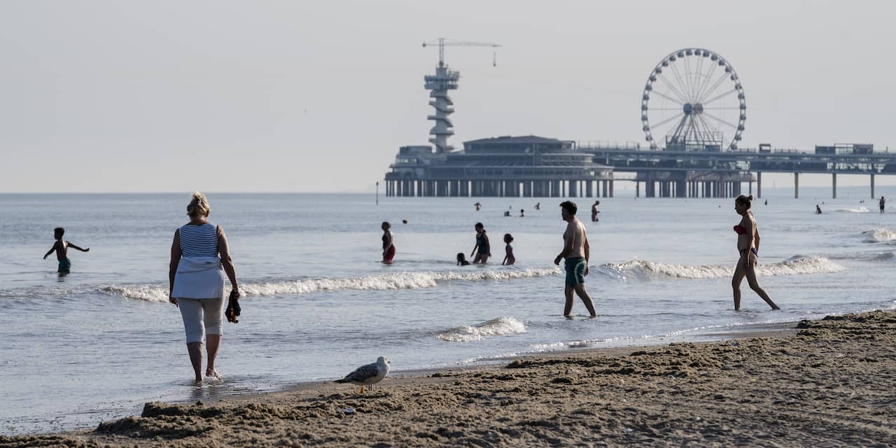 Leraar gereanimeerd op strand van Scheveningen, leerlingen opgevangen in strandtent