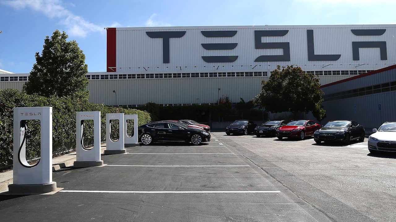 Tesla factory reopening would have resulted in hundreds of corona infections |  NOW