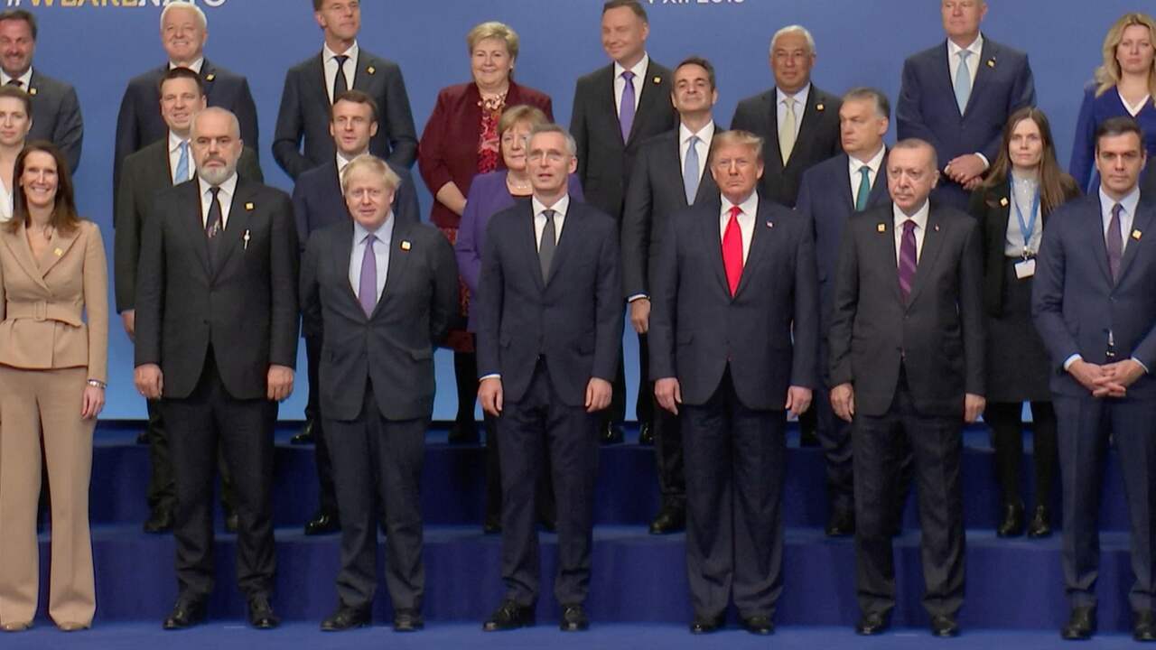 Rutte en wereldleiders poseren voor foto tijdens viering 70 jaar NAVO