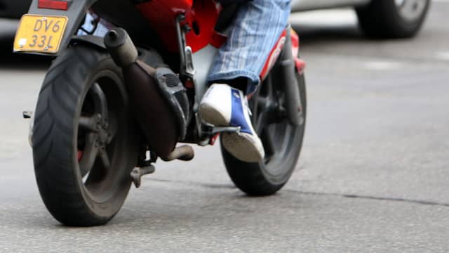 Zestienjarige motorrijder overleden na ongeluk in Nieuw-West. Zestienjarige motorrijder overleden na ongeluk in Nieuw-West.