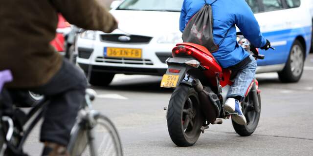 Met de bromfiets op de rijbaan: zoveel waarschuwingen deelde de gemeente al uit