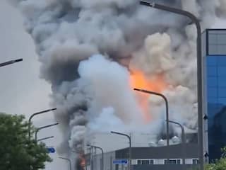 Grote rookpluimen bij dodelijke brand in Zuid-Koreaanse batterijfabriek