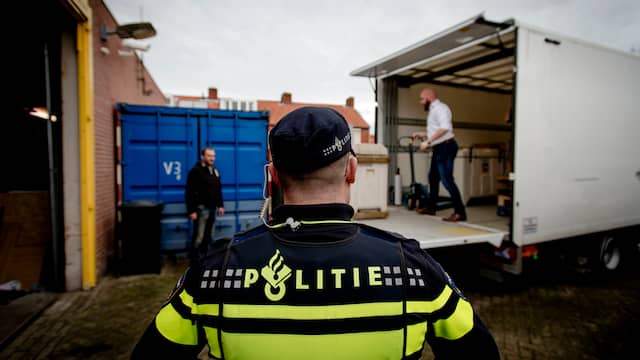 Amsterdammer zwaargewond na aanrijding met politiebus. Amsterdammer zwaargewond na aanrijding met politiebus.