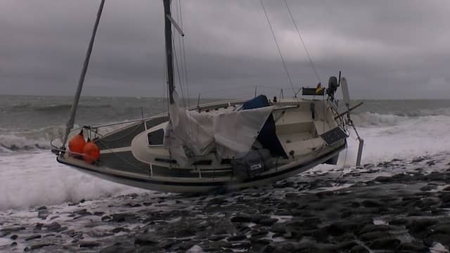 Zeiljacht spoelt aan in Zeeland nadat eigenaar van boord sloeg