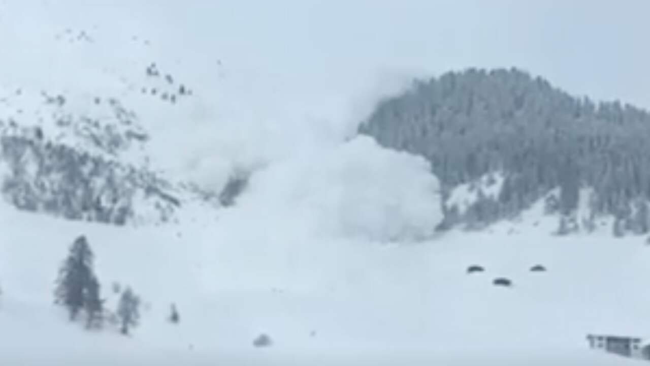 Beeld uit video: Lawine bedelft auto met cameraman in Davos