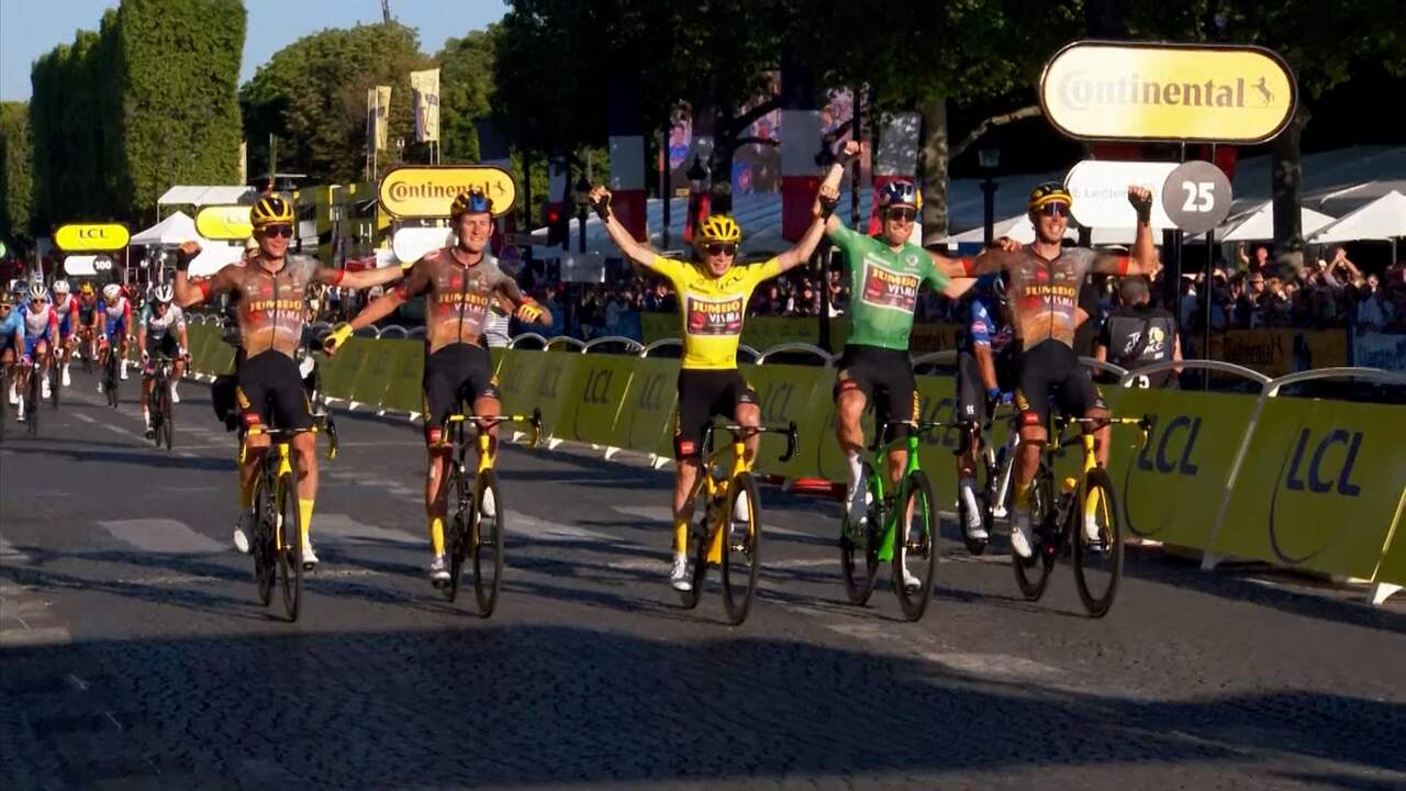 Beeld uit video: Tour-winnaar Vingegaard finisht met Jumbo-Visma-ploeggenoten in Parijs