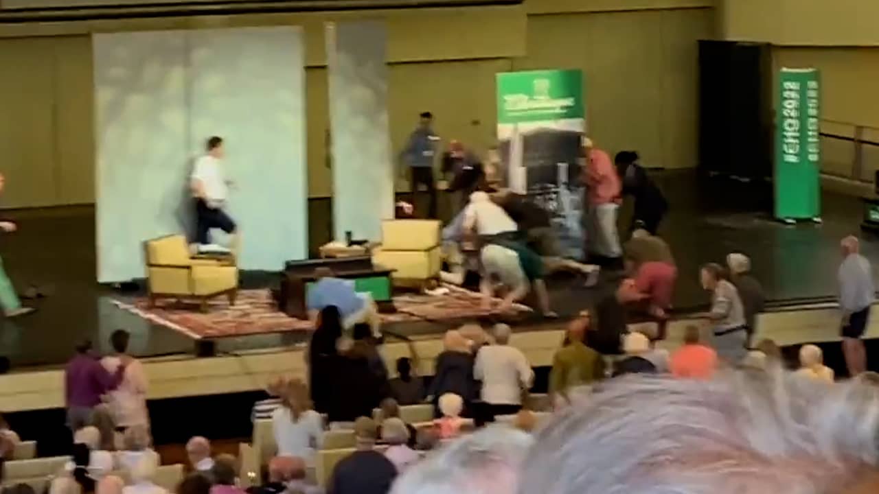 Beeld uit video: Omstanders helpen Rushdie nadat hij op podium werd neergestoken