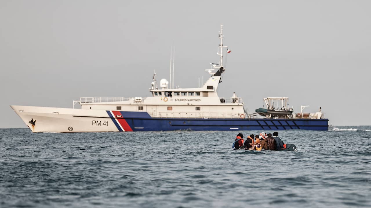 France rescues 72 troubled migrants on the Channel |  NOW