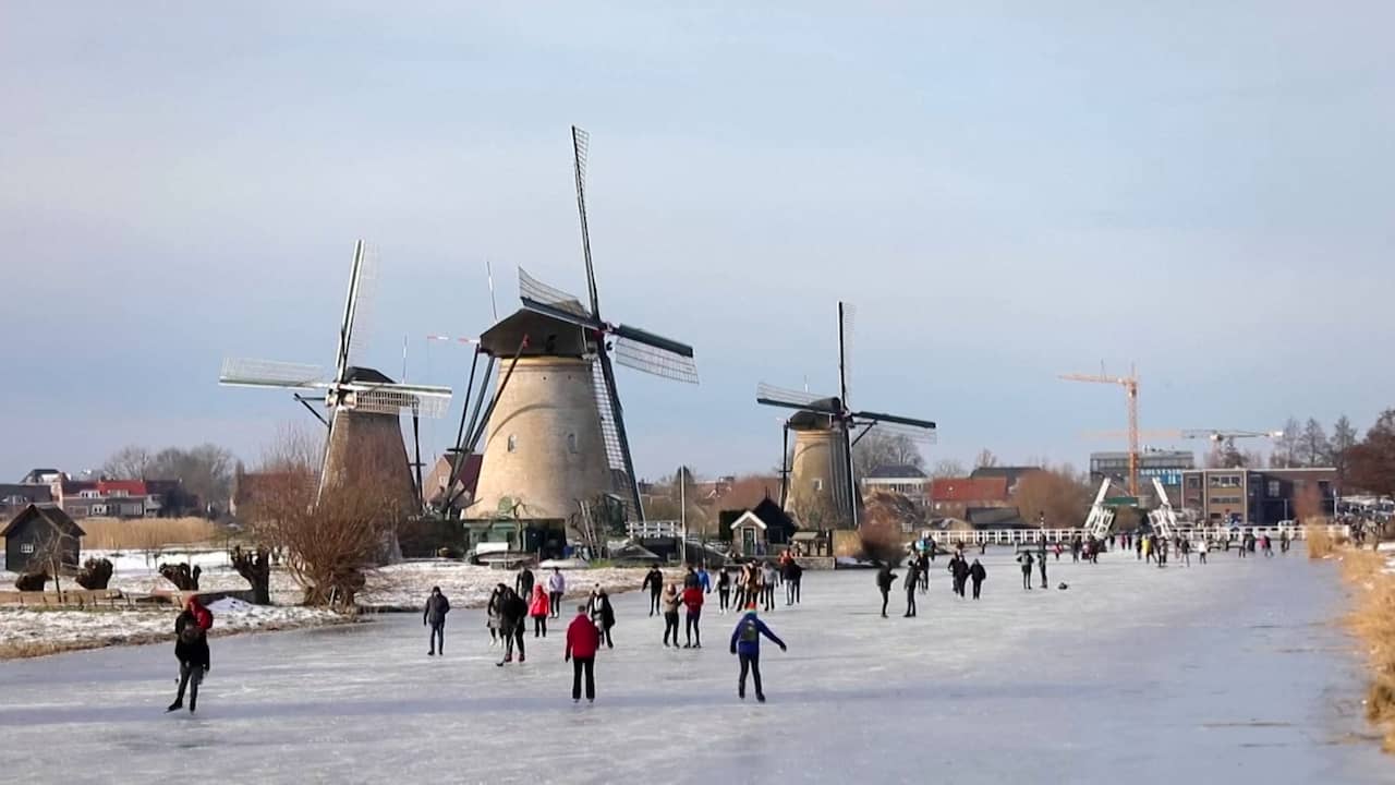 Beeld uit video: Nederlanders genieten van voorlopig laatste schaatsdag