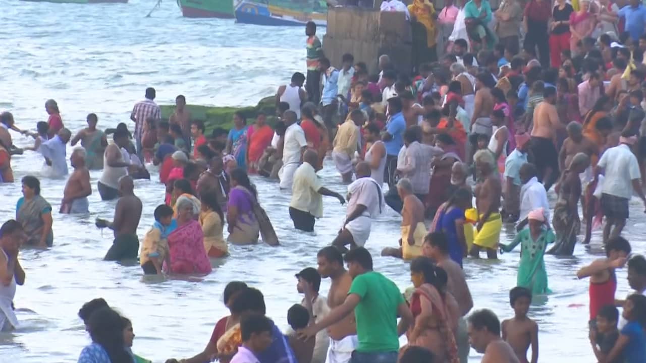 Beeld uit video: Hindoes baden massaal in rivier Ganges op feestdag