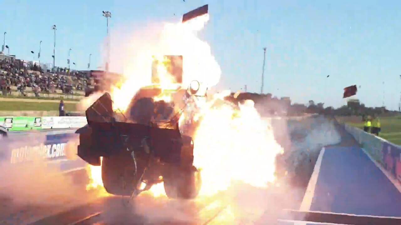 Beeld uit video: Twee auto's knallen uit elkaar bij dragrace in Australië